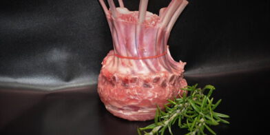 Rosa gebratene Lammkrone mit Kräutern Rosa gebratene Lammkrone mit Kräutern