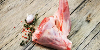 Rosa gebratene Lammhaxe mit Kräutern Rosa gebratene Lammhaxe mit Kräutern